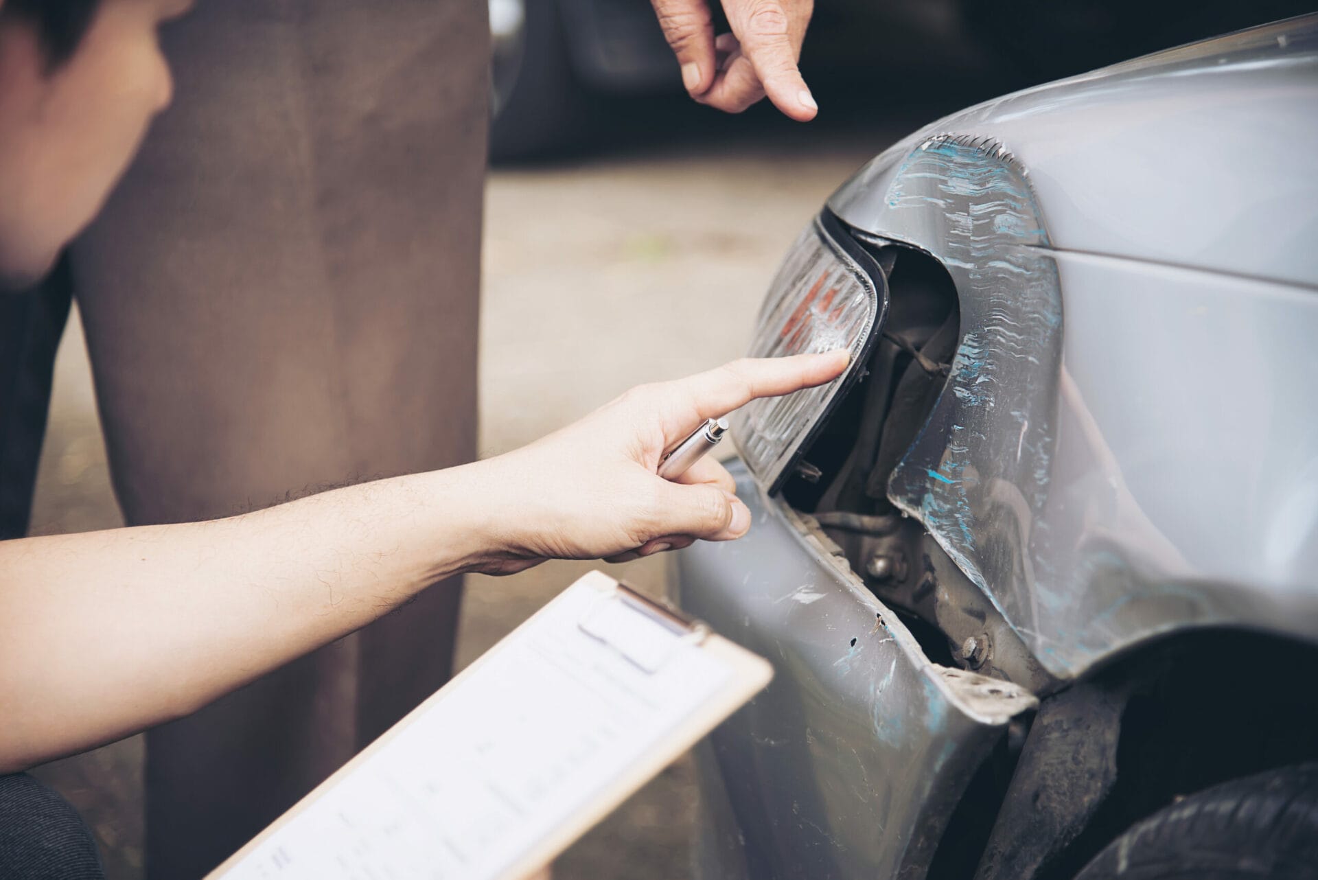 agente seguros que trabaja proceso reclamo accidentes automovilisticos lugar reclamo seguro personas automoviles scaled