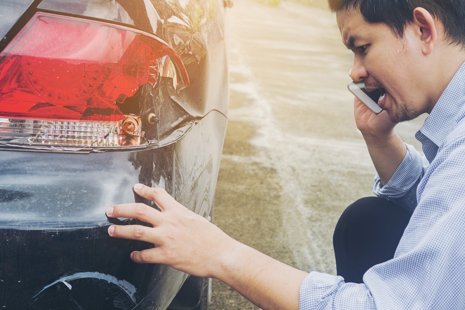 hombre llamando compania seguros reclamar su accidente automovilistico danado accidente trafico scaled